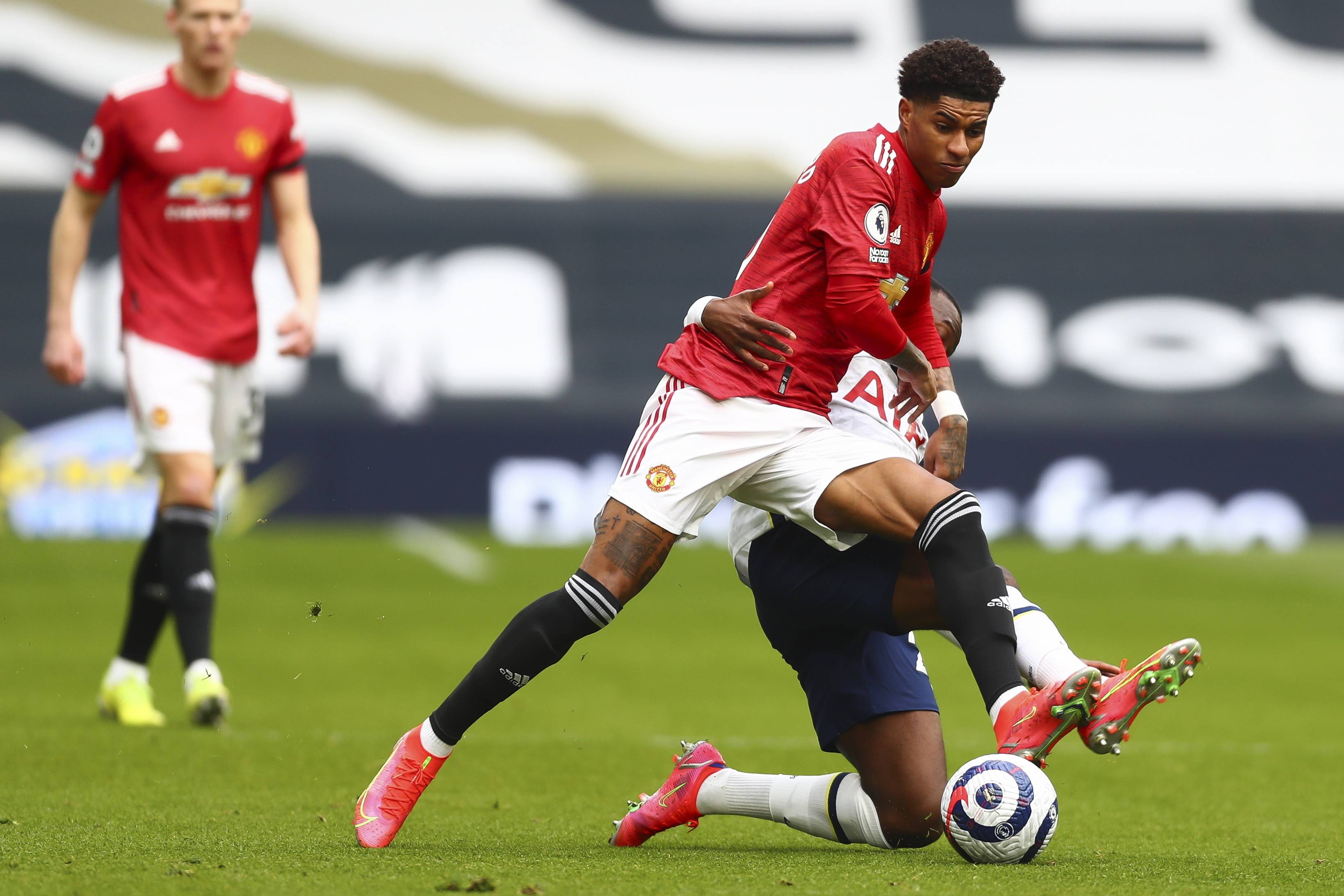 目前自由身！英媒：曼联有意签勒温当锋线替补，他想要10万镑周薪.