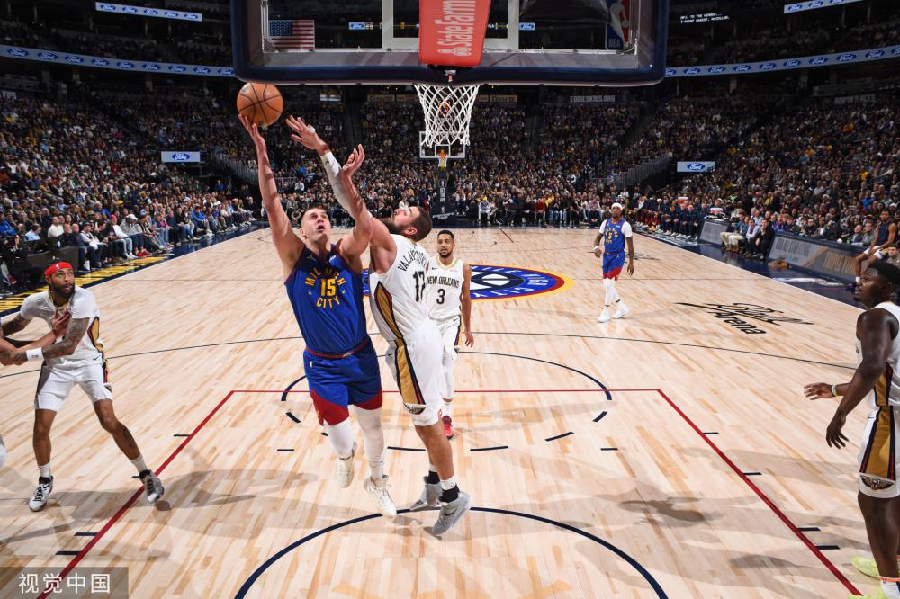 库里半场10中5轰16分4板，帮助勇士占据上风（库里半场10投5中拿16分4板，勇士抢得先机）